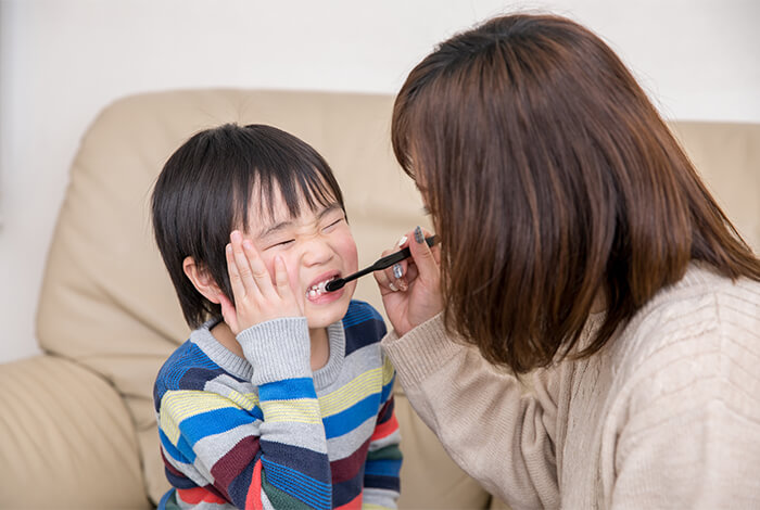 歯磨きする親子