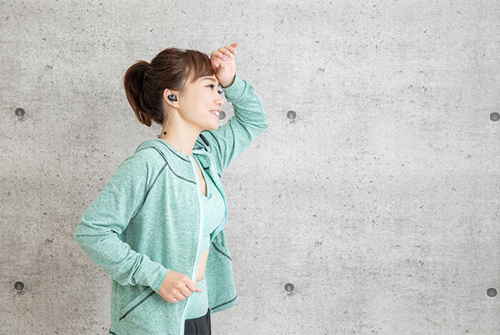 運動する女性